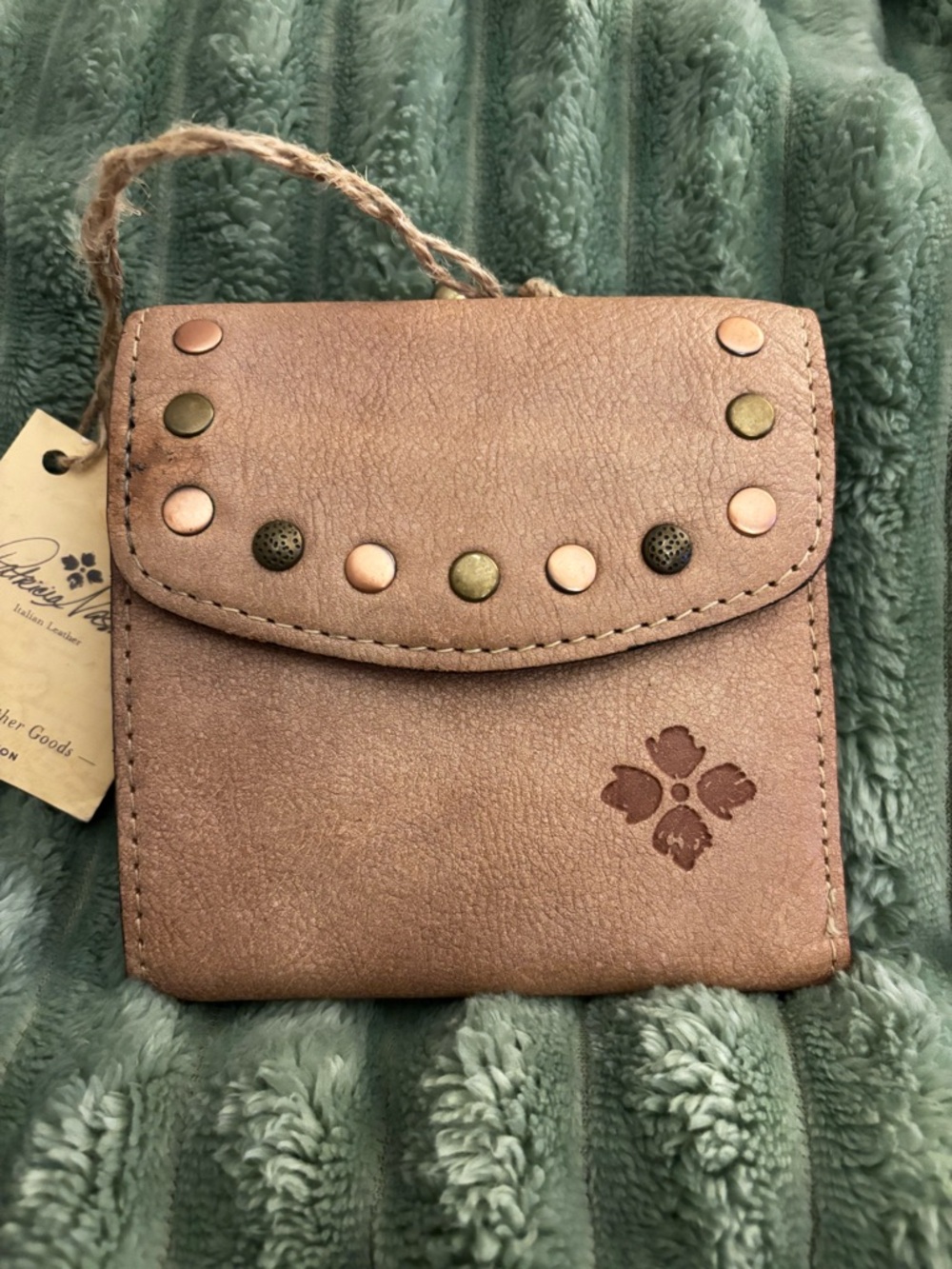 NWT. PATRICIA NASH REITI BLUSH LEATHER STUDDED KISS-LOCK WALLET